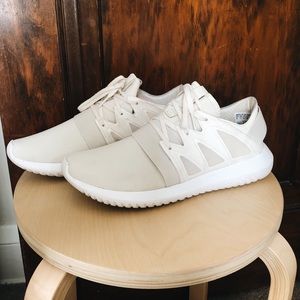 ADIDAS TENNIS SHOES 💫